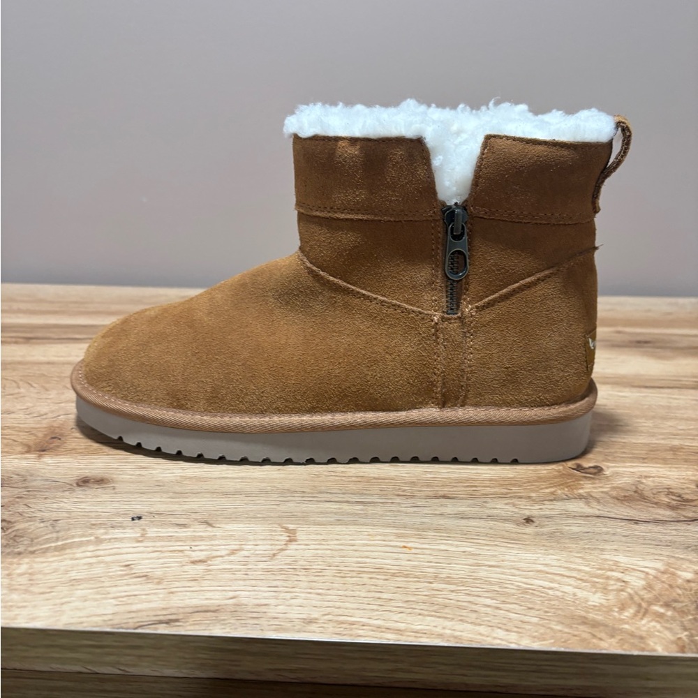Koolaburra Tan Ankle Boots with White Fur - Picture 3 of 6